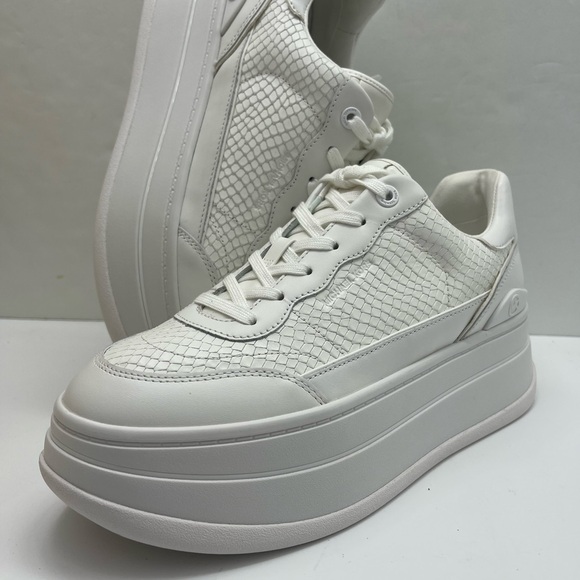 MICHAEL Kors All-White Platform Sneakers HAYES LACE UP
EMBOSSED PRINTED LEATHER - Picture 14 of 16